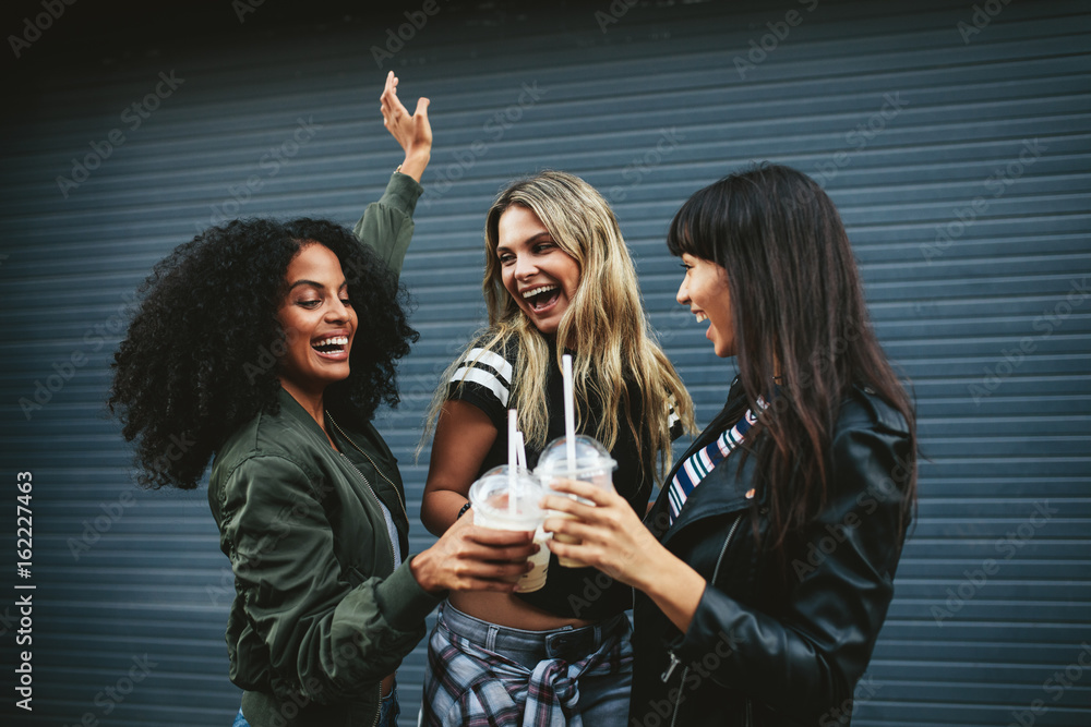 一群女性朋友玩冰咖啡