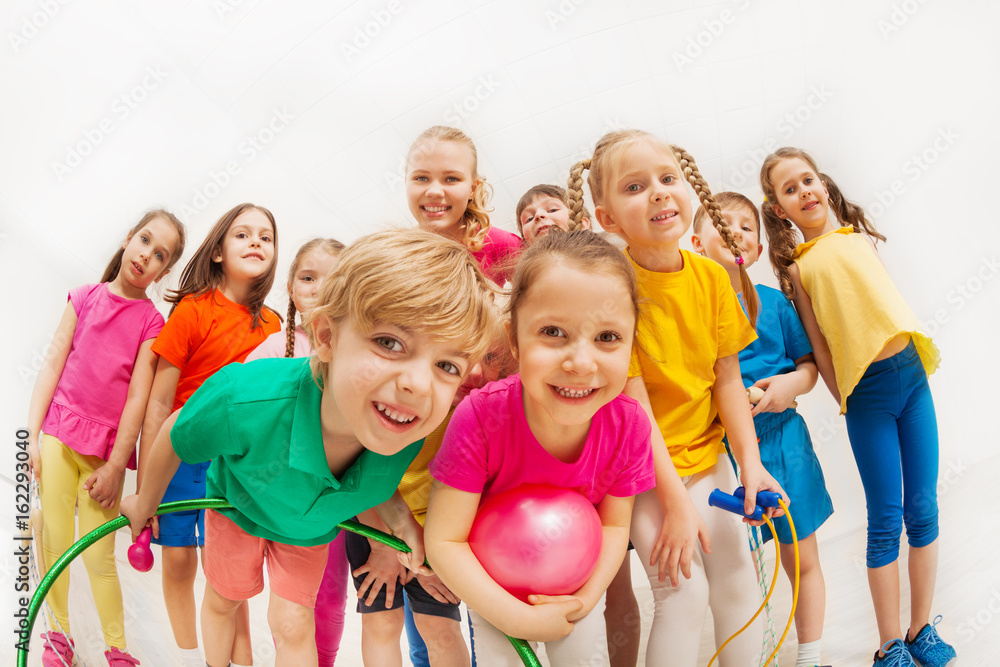 运动型儿童和体操教练在健身房玩得很开心