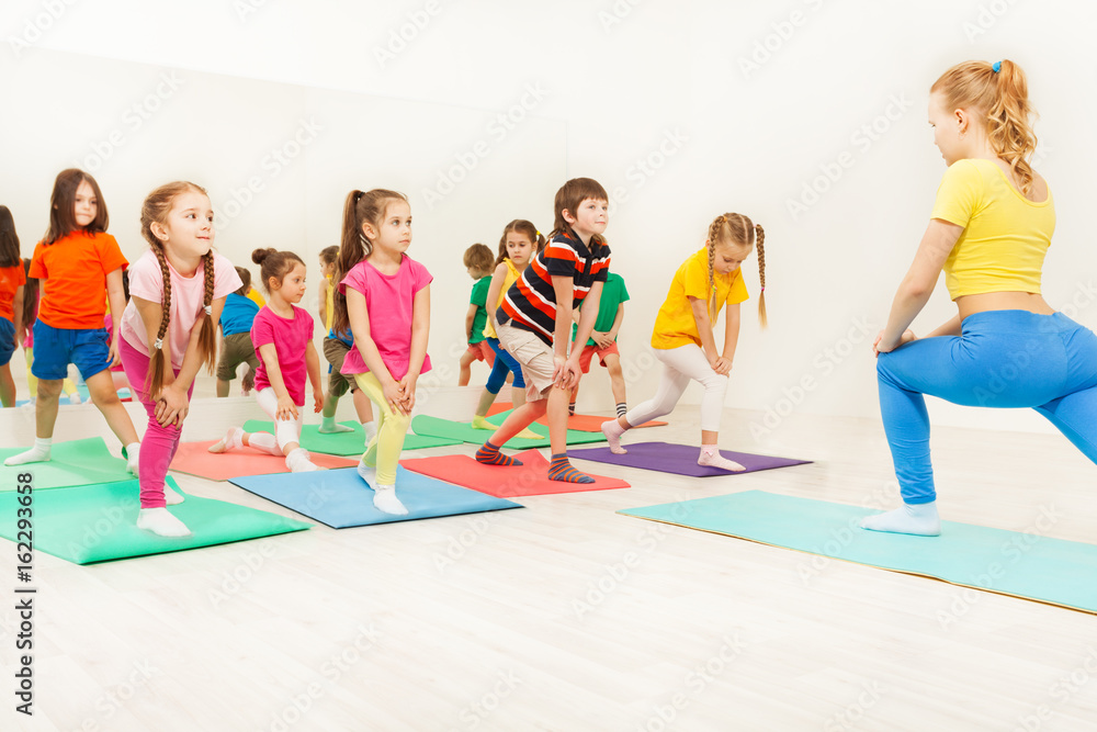 孩子们在健身课上做体操
