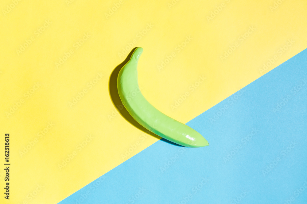 鲜艳的分色调背景上的彩绘香蕉