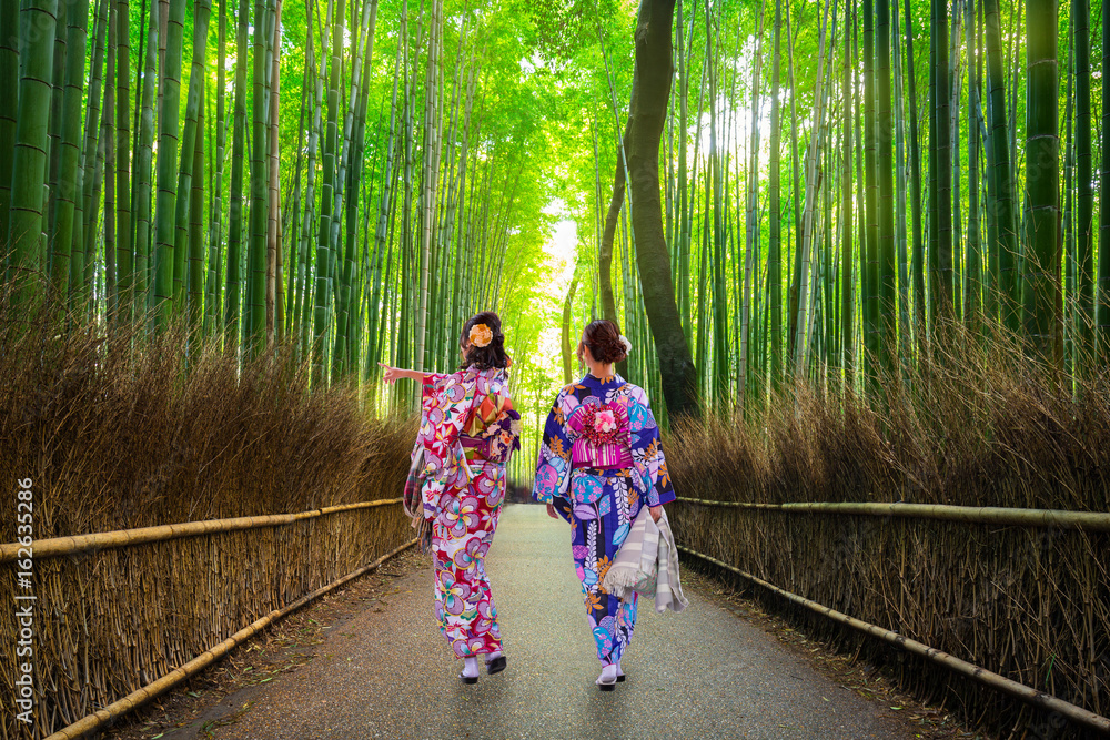 日本京都附近荒山的竹林里穿着和服的女人