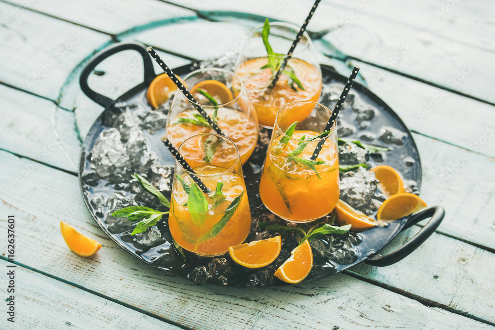 清爽的冷酒精夏季柑橘鸡尾酒，配无茎橙子、薄荷和碎冰
