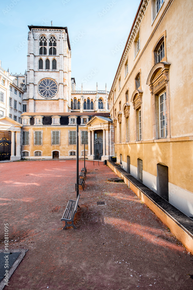 里昂老城圣约翰大教堂附近美丽的广场