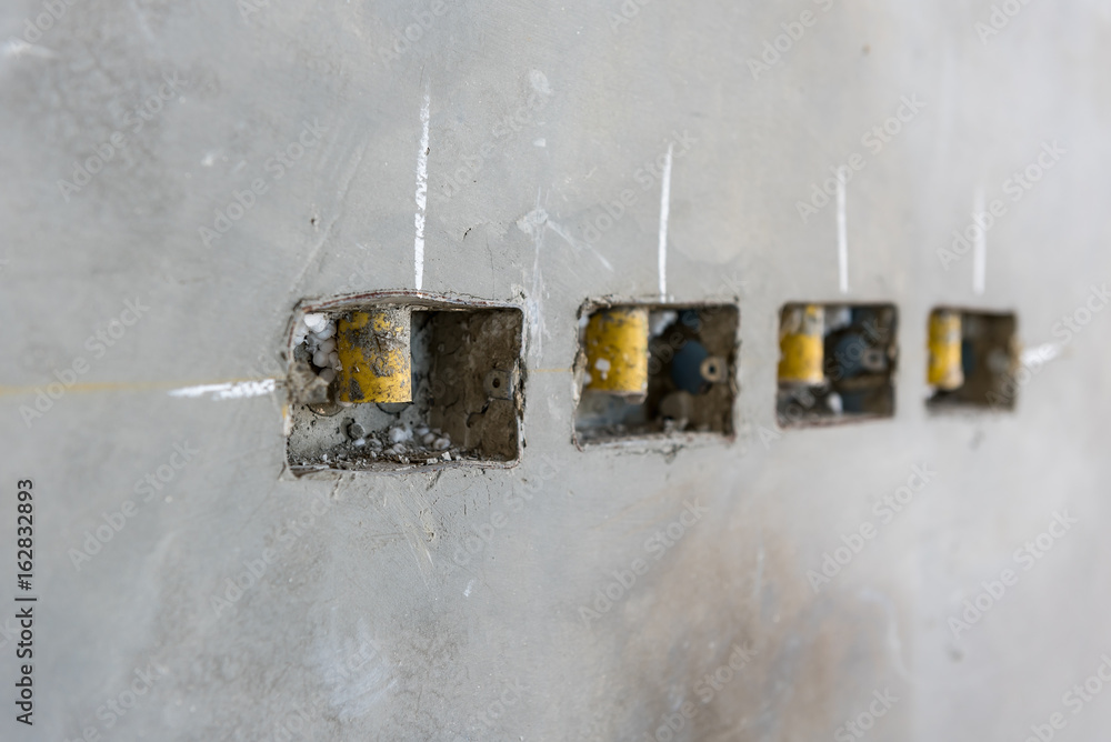 预制混凝土墙上的电气插座孔，插座电线