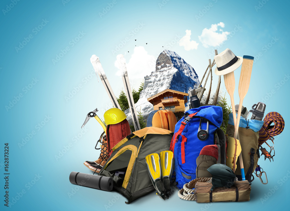 背景是登山装备和登山的旅行背包