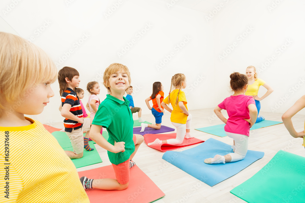 可爱的小男孩在健身房练习体操