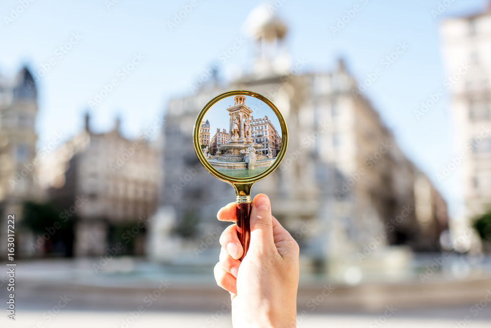 拿着放大镜聚焦法国里昂市著名的雅各宾派喷泉