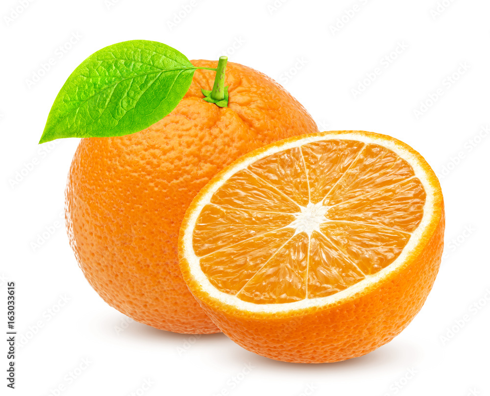 橙色分离。一个完整的橙色果实和半个白色背景分离