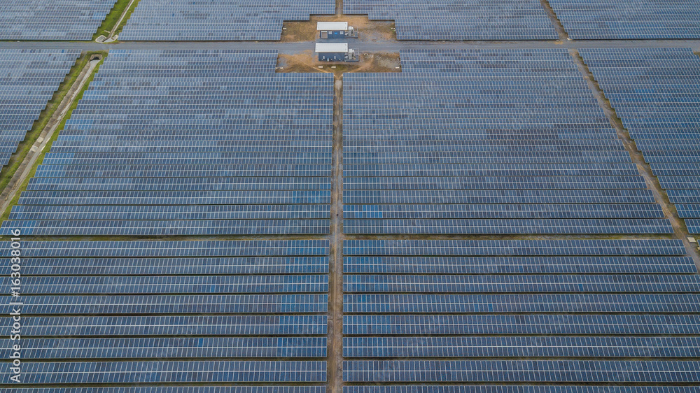 无人机绿色能源太阳能发电场太阳能电池板鸟瞰图。