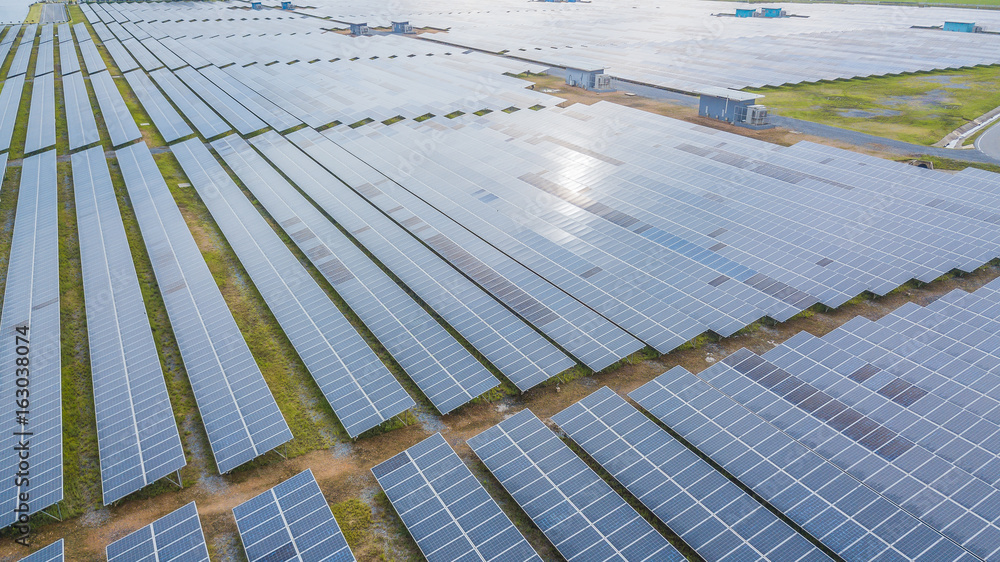 无人机绿色能源太阳能发电场太阳能电池板鸟瞰图。