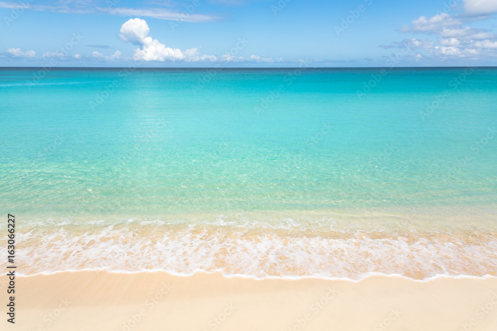 平静的热带海滩，碧绿的海水