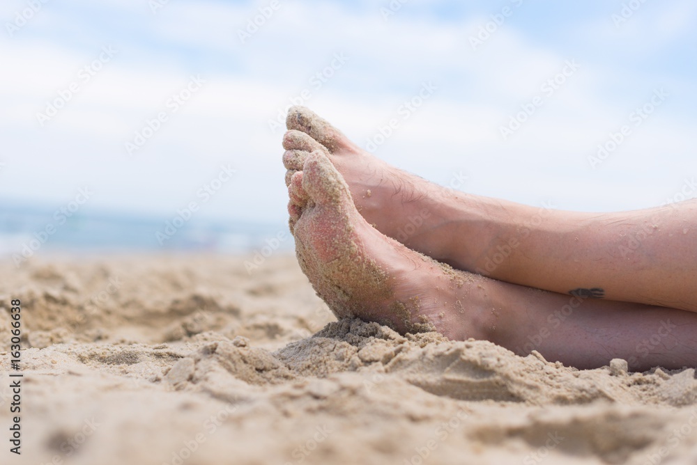 沙子里的男人
