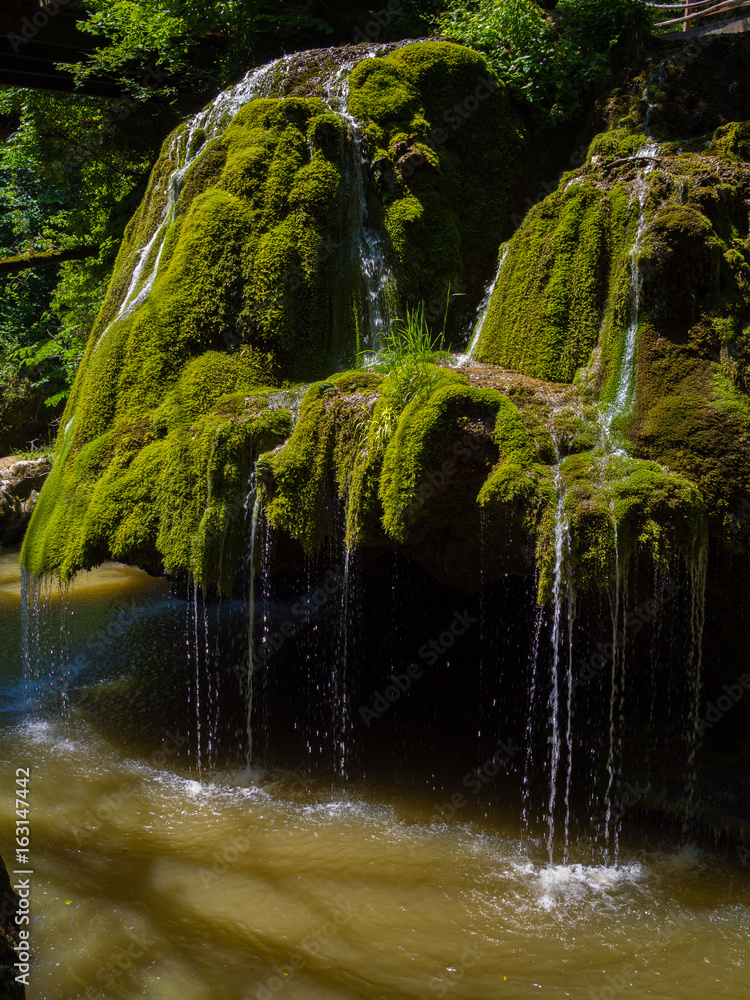 山溪瀑布。罗马尼亚比格尔山瀑布