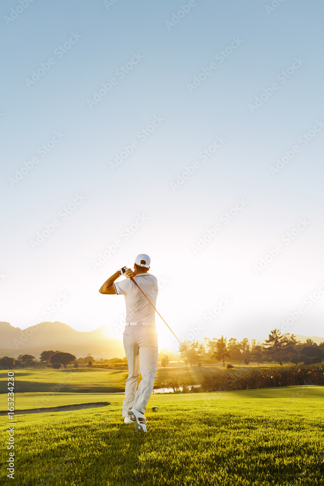 年轻人在阳光明媚的日子打高尔夫球