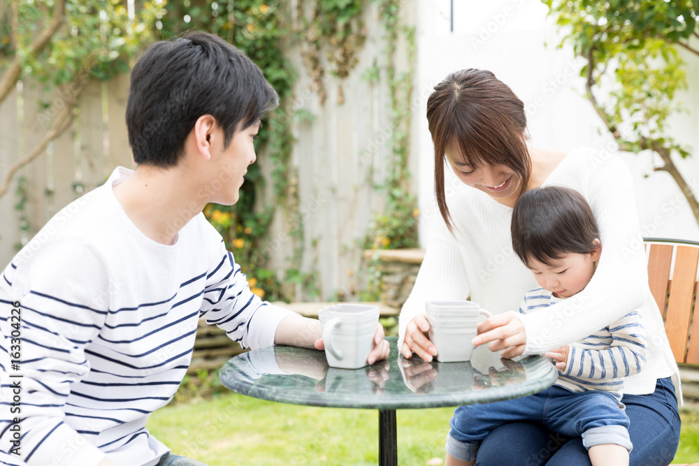 年轻的亚洲家庭在咖啡馆放松