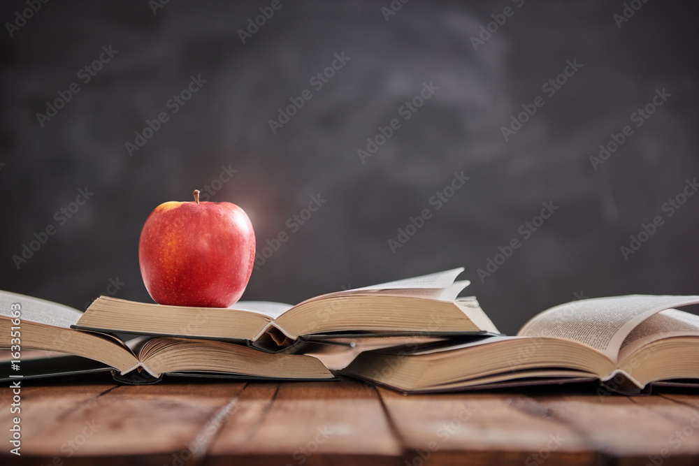 苹果和一堆书
