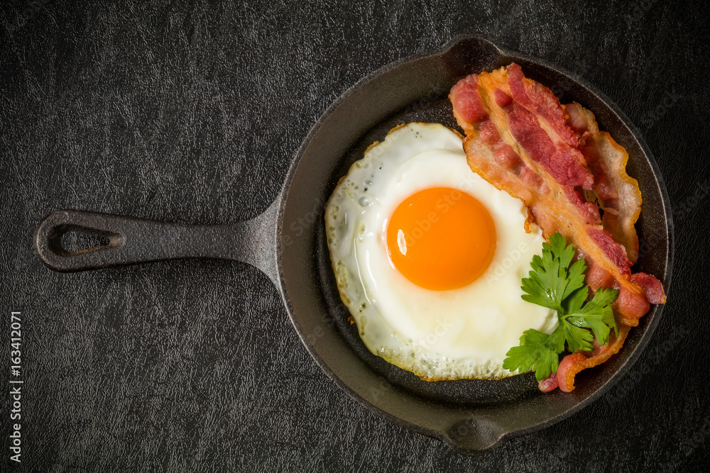 ベーコンエッグ　Iron pans and bacon eggs
