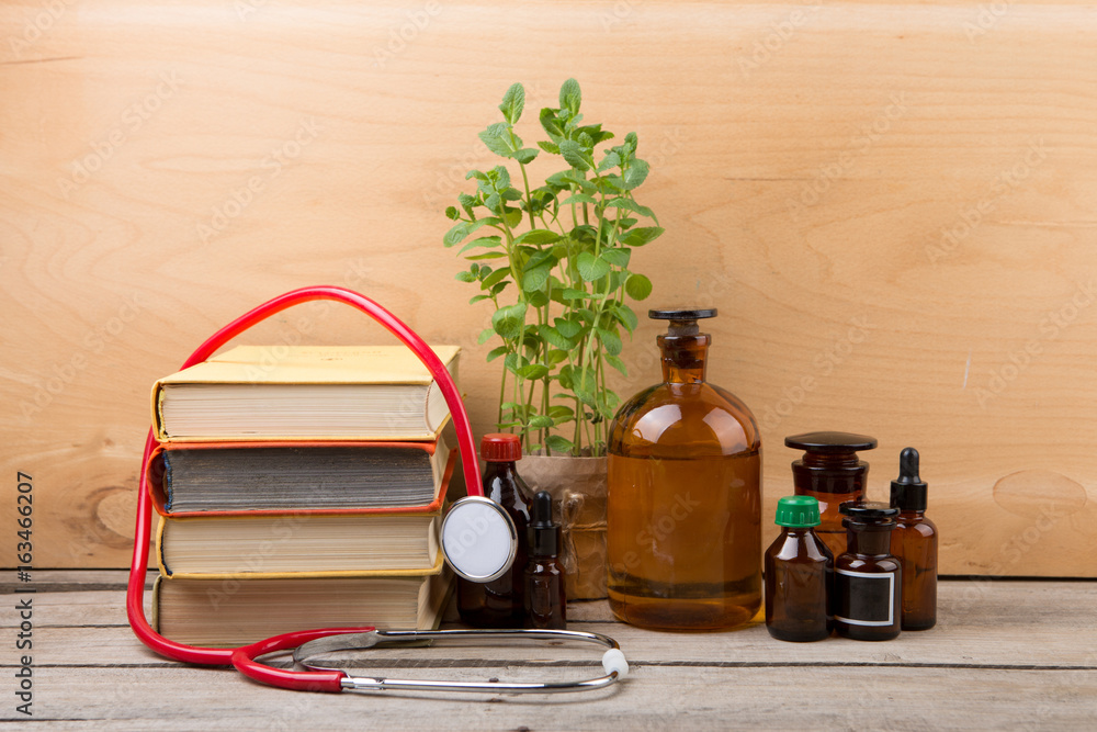 医学教育理念——书籍、药瓶和听诊器