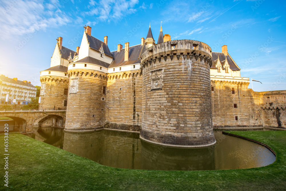法国南特市布列塔尼公爵城堡的日落景观