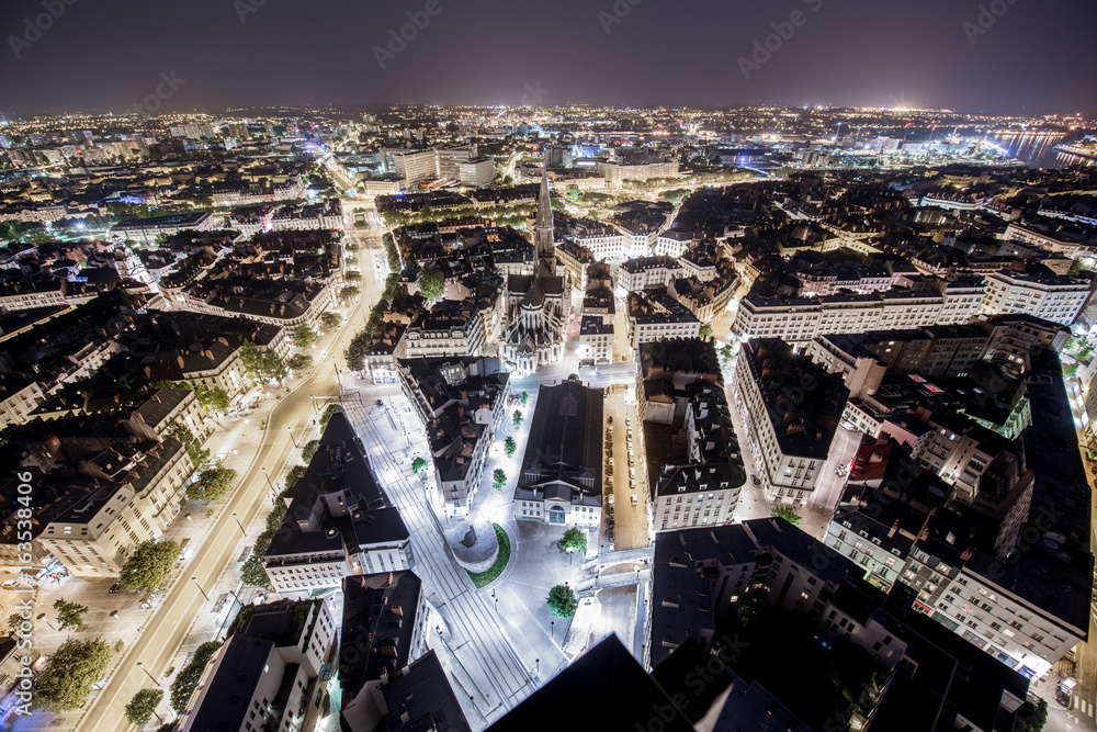 弗兰夜晚南特市的街道和建筑物的鸟瞰图