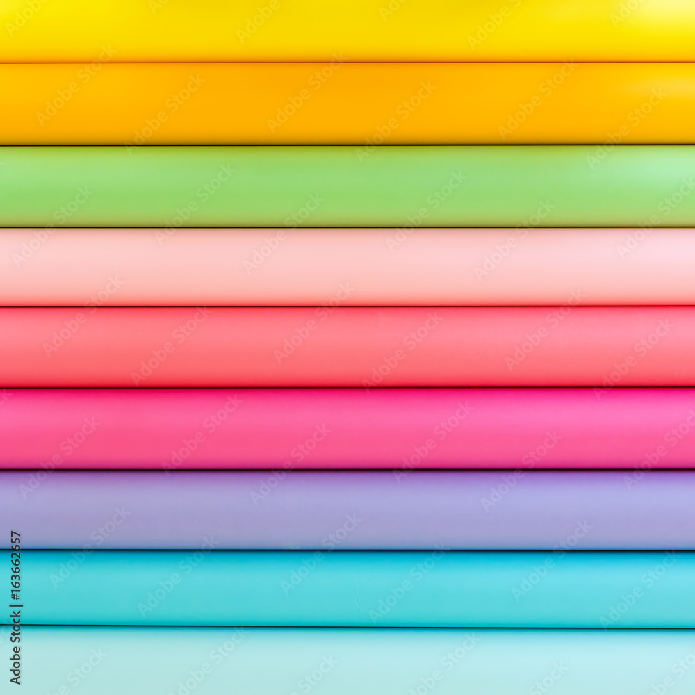 彩色明亮的纸卷排列成一排