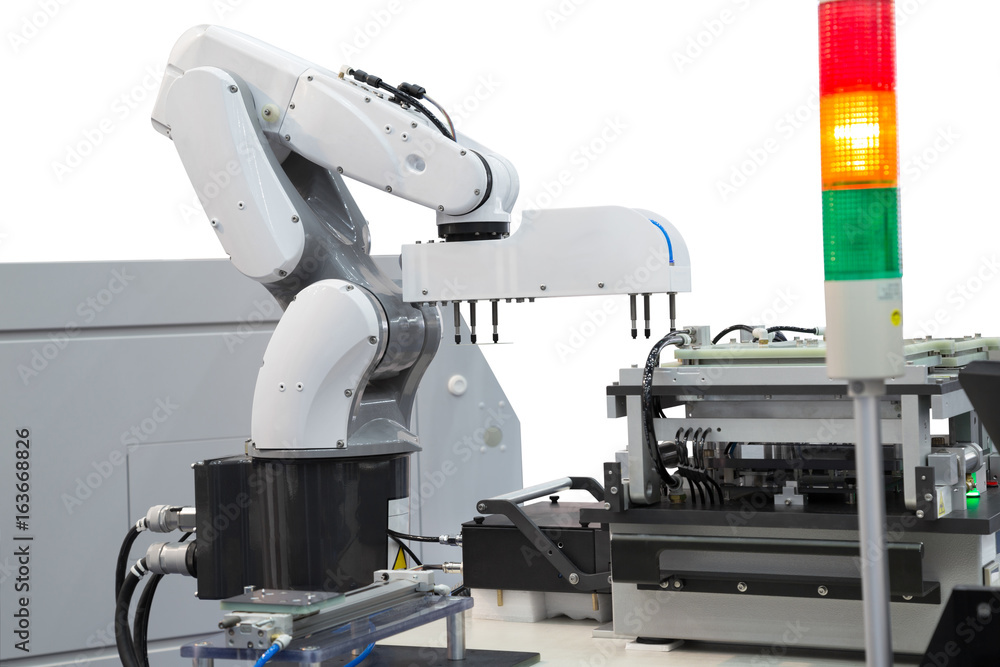 电子工业中的机器人拾取印刷电路板，用夹子隔离在白色背景上