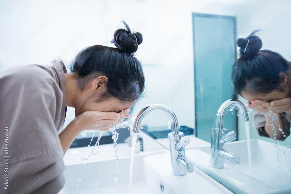 女人从睡梦中醒来，在淋浴前的第二天早上她正在打扫卫生