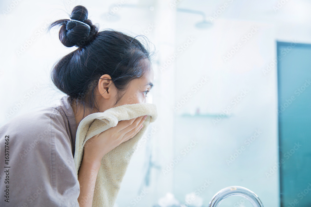亚洲女性洗完脸后被擦干净了，她在浴室里