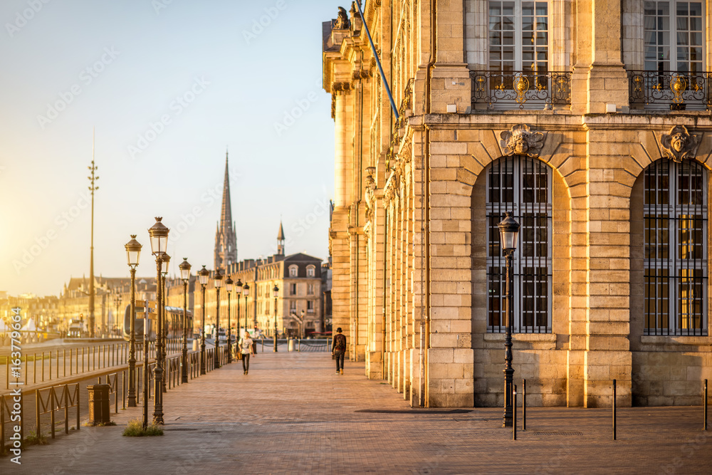 法国波尔多市清晨著名的La Bourse广场街景