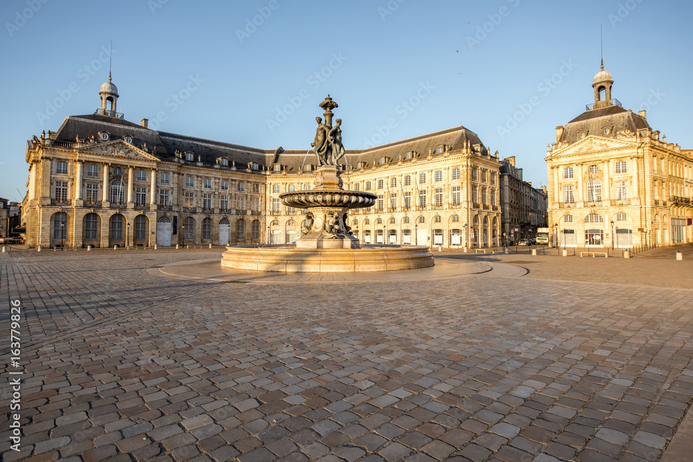 早上在法国波尔多市欣赏带喷泉的著名的La Bourse广场