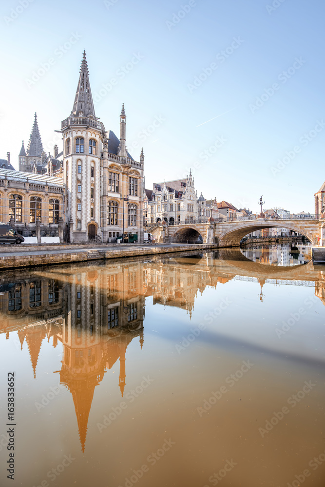 比利时根特市古老城镇的晨景，水道中有美丽的倒影