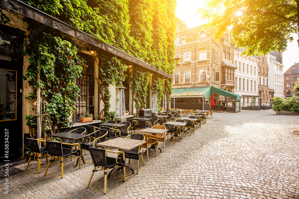 比利时安特卫普市早晨带咖啡馆露台的街景