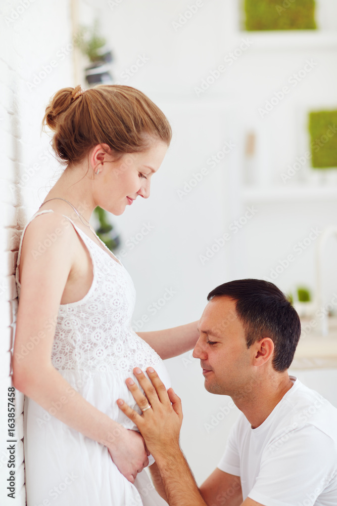 幸福未来的爸爸与肚子里的宝宝交流