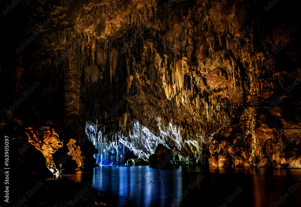 梅洪山洞穴它是泰国的一个旅游景点，很美丽，也是另一个。受欢迎的wi