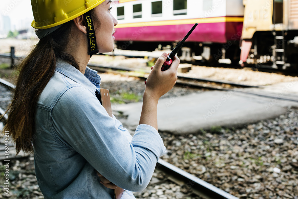 女性调查列车安全项目概念