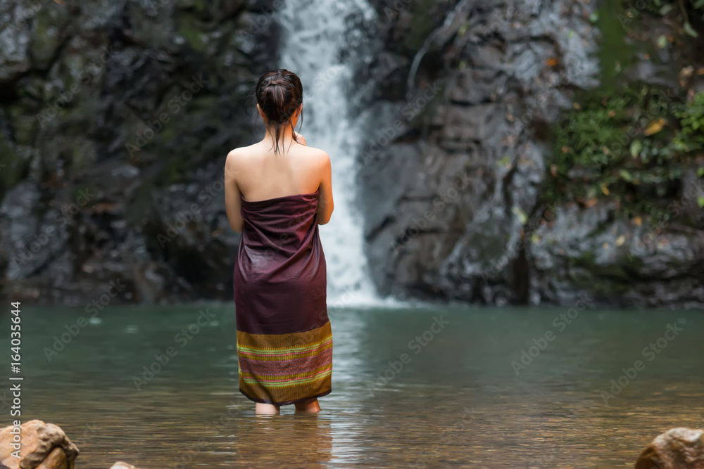 亚洲农村妇女的日常生活，在瀑布里洗澡