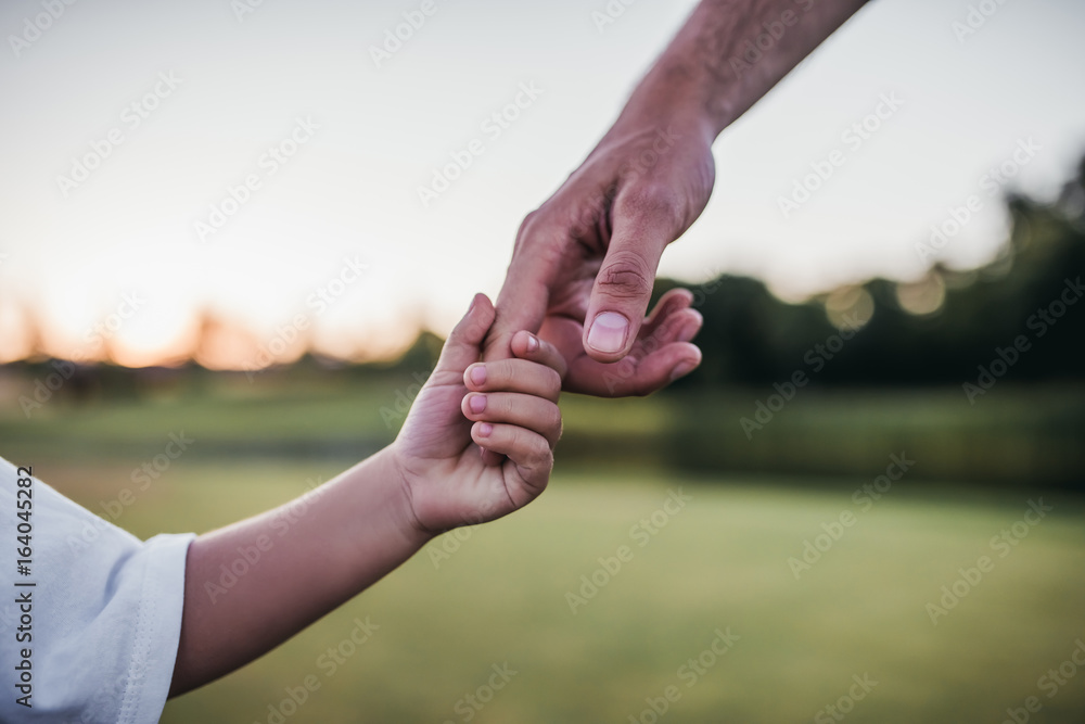 爸爸和儿子握手