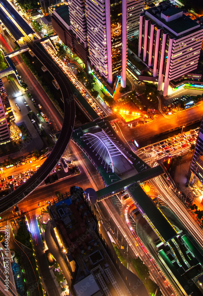 道路上的汽车灯光。泰国曼谷夜晚的城市灯光。鸟瞰图。