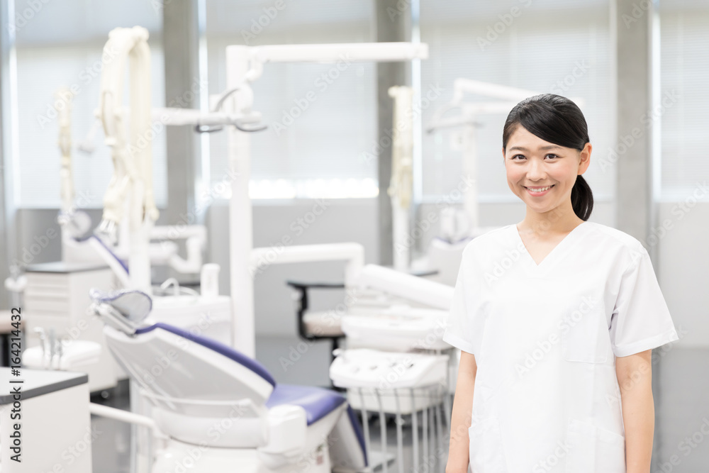 亚洲牙医在牙科诊所的画像