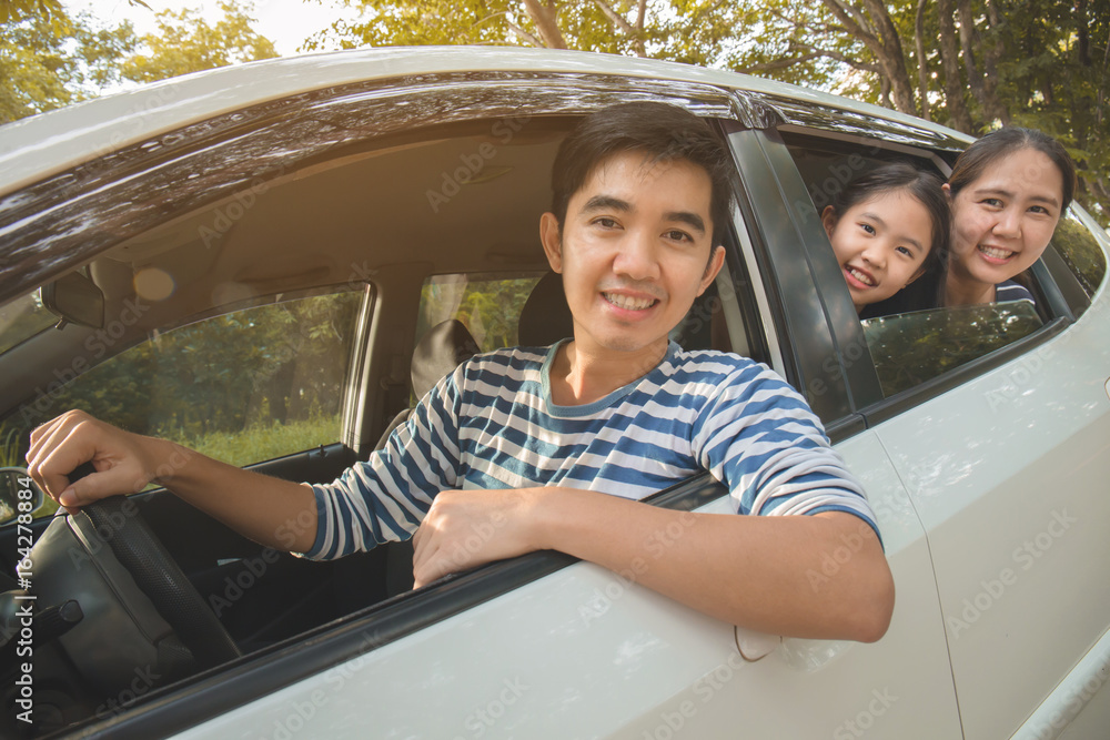 开着迷你面包车的快乐亚洲家庭在夏天微笑着开车旅行，复古滤镜
