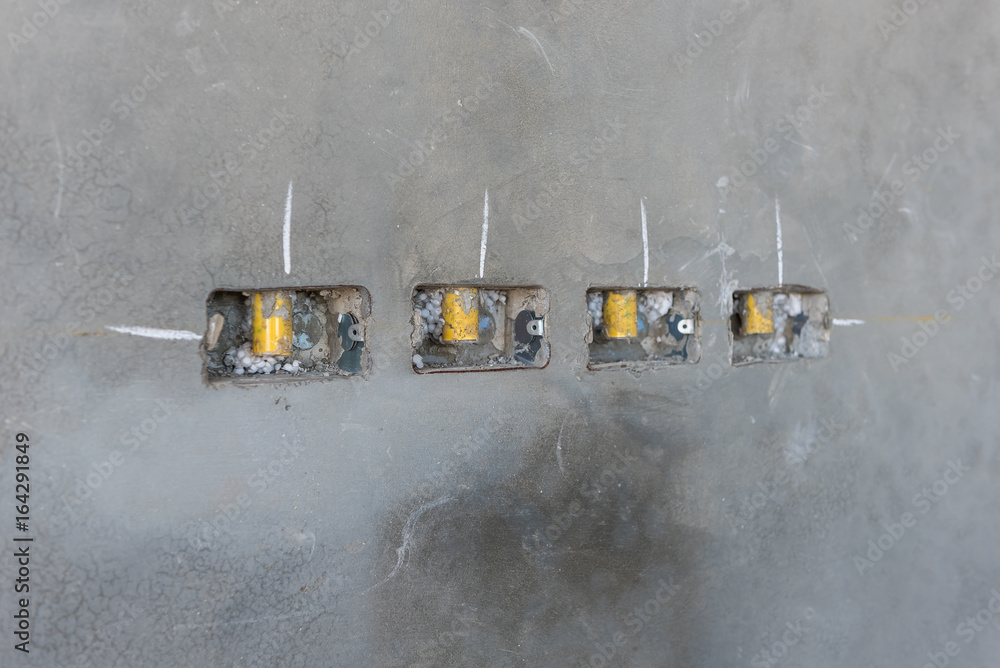 预制混凝土墙上的电气插座孔，插座电线
