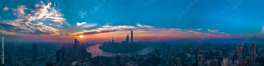 日落全景，上海城市景观。