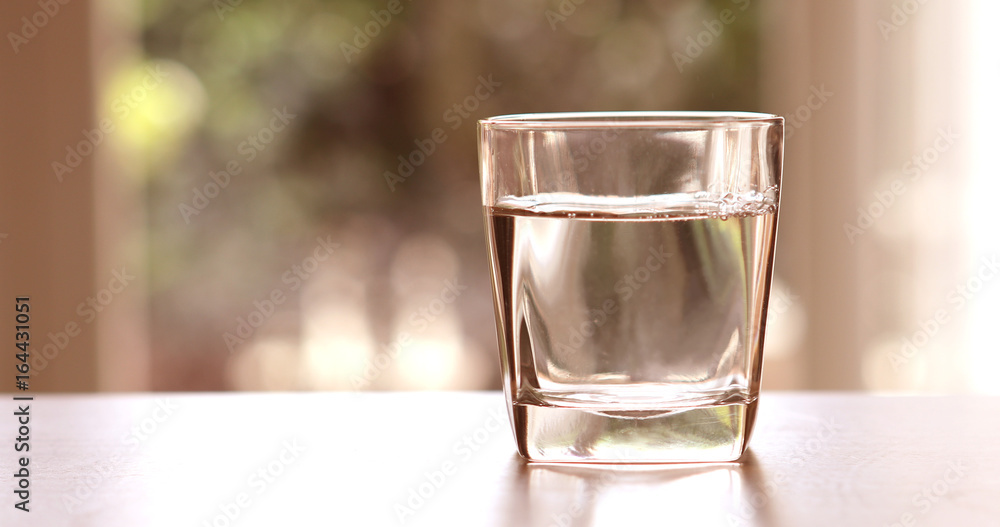 关上客厅桌子上瓶子里的纯净新鲜饮用水