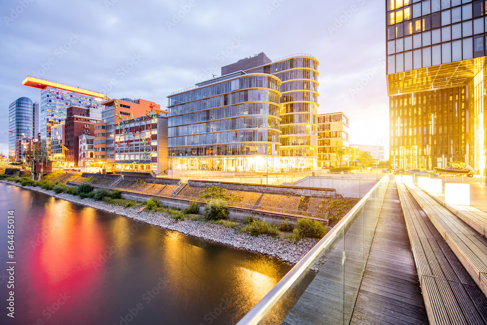 德国杜塞尔多夫市带照明建筑的现代金融区夜景