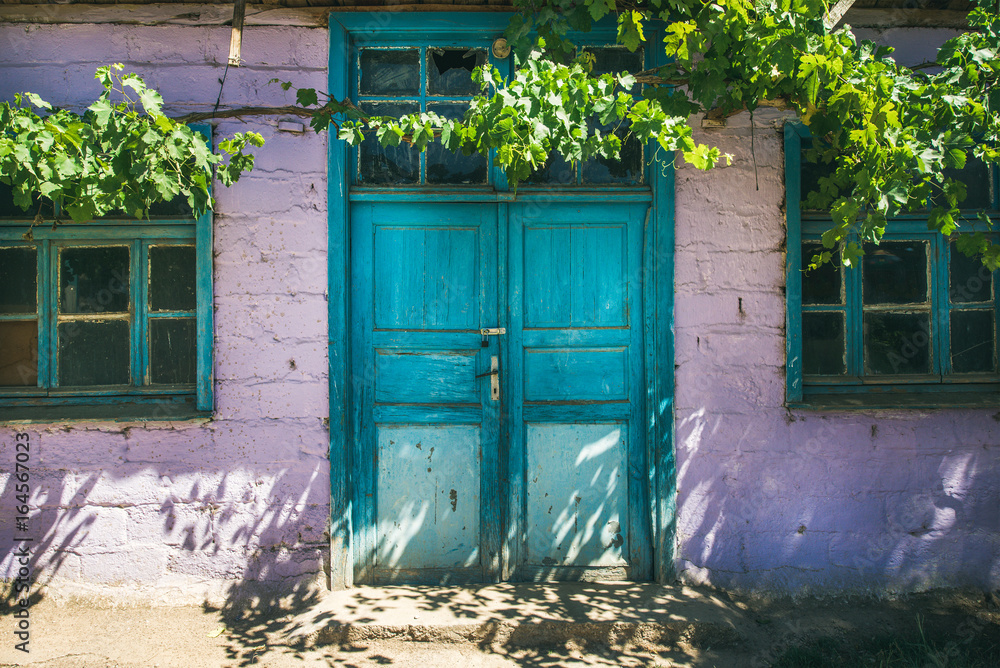 土耳其村庄房子的紫色墙壁和蓝色门