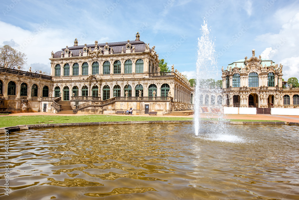 德国德累斯顿市带喷泉的茨温格宫内院