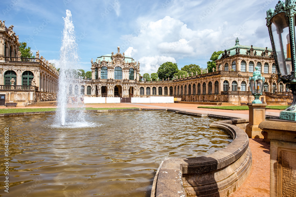德国德累斯顿市带喷泉的茨温格宫内院