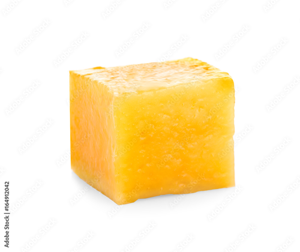 芒果方块切片隔离在白色背景上