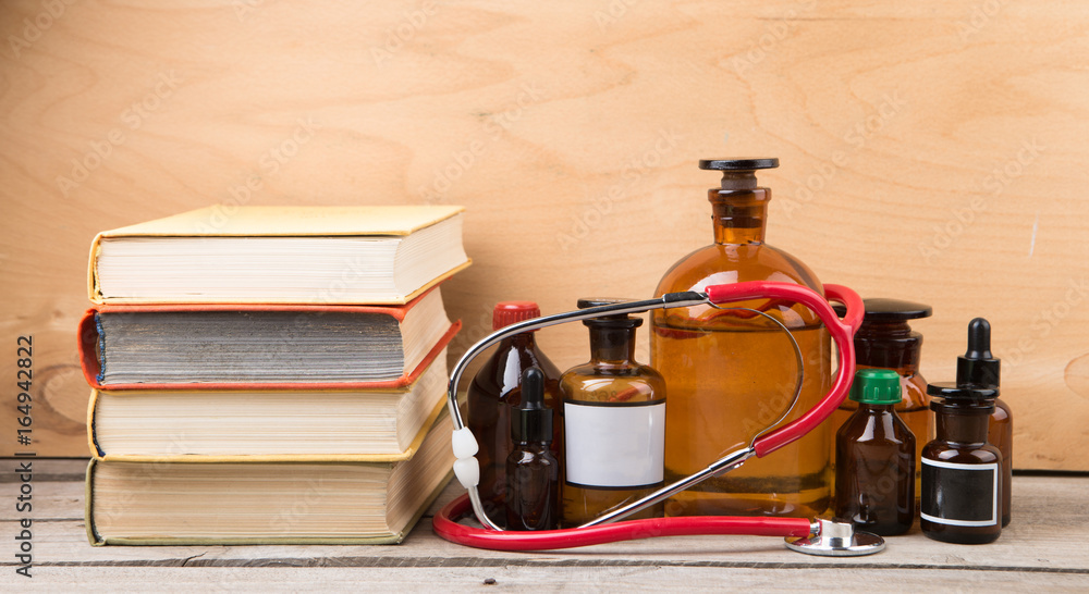 医学教育理念-书籍、药瓶和听诊器