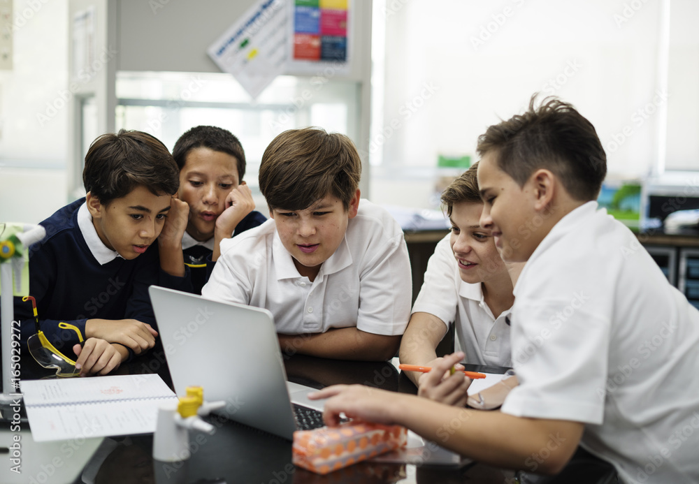 学生使用笔记本电脑进行电子学习